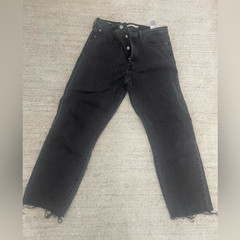 Levi’s wedgie straight leg with frayed pant legs. Size 29. Perfect condition.